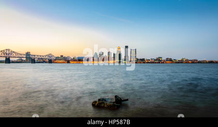 Louisville, Kentucky, USA - Feb 5, 2016 : lever du soleil à Louisville. Situé sur les rives de la rivière Ohio, Louisville abrite le Derby du Kentucky et de l'UM Banque D'Images