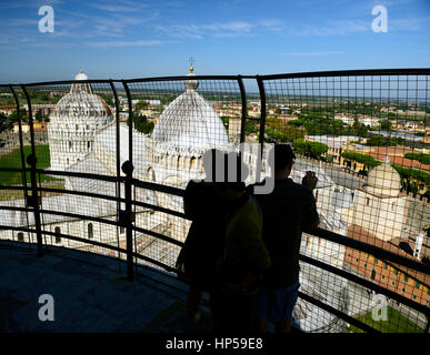 Tour de Pise, les touristes, silhouette, se découpant, en couple, du tourisme, de l'afficher, affichage, point de vue, à partir de, le baptistère, le Duomo, la Tour Penchée, Piazz Banque D'Images