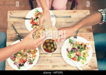 Les amis d'avoir un dîner ensemble. Vue de dessus Banque D'Images