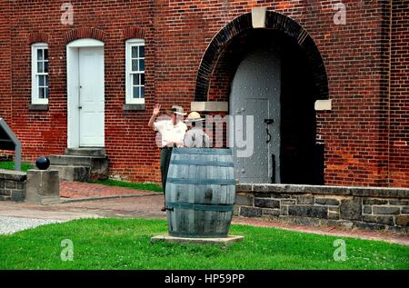 Baltimore, Maryland - Juillet 24, 2013 : Deux U. S. Park Rangers stand à l'entrée du port historique de Sally c. 1790 Le Fort McHenry Banque D'Images