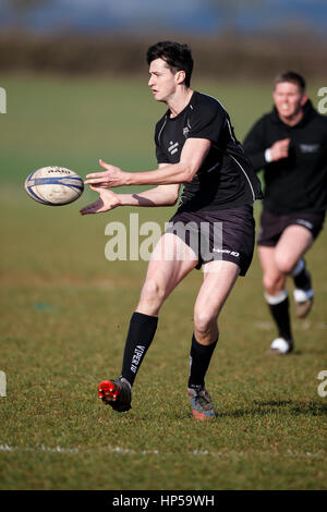 Nord du Dorset RFC RFC Wimborne vs XV 2e 2e XV. Samedi, 18 février 2017 - Gillingham, Dorset, Angleterre. Wimborne player passant ball pendant u Banque D'Images