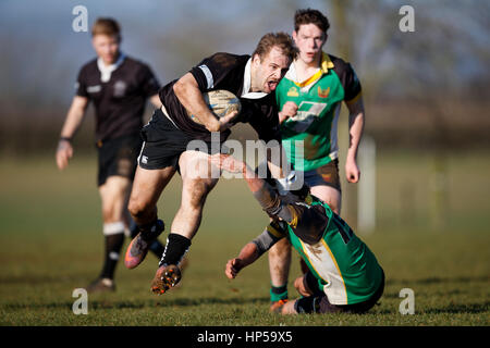 Nord du Dorset RFC RFC Wimborne vs XV 2e 2e XV. Samedi, 18 février 2017 - Gillingham, Dorset, Angleterre. Wimborne player échapper s'attaquer. Banque D'Images