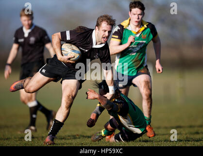 Nord du Dorset RFC RFC Wimborne vs XV 2e 2e XV. Samedi, 18 février 2017 - Gillingham, Dorset, Angleterre. Wimborne player échapper s'attaquer. Banque D'Images