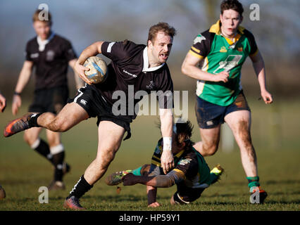 Nord du Dorset RFC RFC Wimborne vs XV 2e 2e XV. Samedi, 18 février 2017 - Gillingham, Dorset, Angleterre. Wimborne player échapper s'attaquer. Banque D'Images