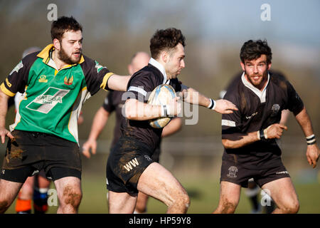 Nord du Dorset RFC RFC Wimborne vs XV 2e 2e XV. Samedi, 18 février 2017 - Gillingham, Dorset, Angleterre. Wimborne player échapper s'attaquer. Banque D'Images