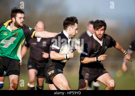 Nord du Dorset RFC RFC Wimborne vs XV 2e 2e XV. Samedi, 18 février 2017 - Gillingham, Dorset, Angleterre. Wimborne player échapper s'attaquer. Banque D'Images