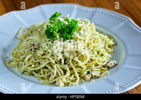 Les pâtes alfredo au poulet Banque D'Images