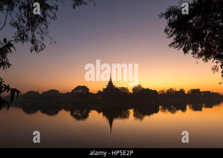 Coucher de soleil sur le bastion sur le coin nord-est des douves du palais de Mandalay, Myanmar (Birmanie). Banque D'Images