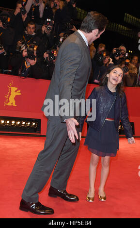 Berlin, Allemagne. Feb 17, 2017. Acteurs Hugh Jackman et Dafne Keen'assister à la première de 'Logan' à la 67ème Festival International du Film de Berlin à Berlin, Allemagne, 17 février 2017. Le film sera montré sans entrer dans la compétition. Photo : Britta Pedersen/dpa-Zentralbild/dpa/Alamy Live News Banque D'Images