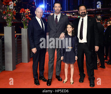 Berlin, Allemagne. Feb 17, 2017. L'acteur Patrick Stewart, Hugh Jackman, Dafne Keen et réalisateur James Mangold assister à la première de 'Logan' à la 67ème Festival International du Film de Berlin à Berlin, Allemagne, 17 février 2017. Le film sera montré sans entrer dans la compétition. Photo : Gregor Fischer/dpa/Alamy Live News Banque D'Images