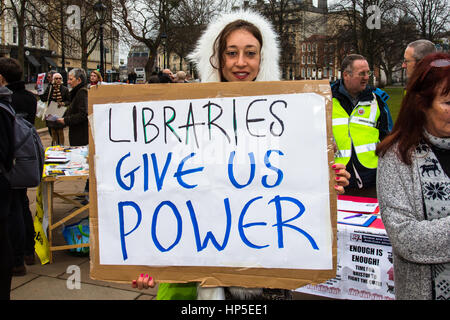 Bristol, Royaume-Uni. 18 Février, 2017. Appel de manifestants élu maire de Bristol, Martin Rees de suspendre les coupures prévues et pour lui d'obtenir un meilleur accord avec l'Etat central qui a été réalisé par Surrey's conseil conservateur. Environ 175 manifestants se sont réunis à l'extérieur de l'Hôtel de ville de Bristol avant de marcher à travers le centre ville. Bristol City Council, dans le cadre du maire, ont l'intention de faire des compressions dans les services locaux 123 à 101millions de dollars sur cinq ans. Bristol, Royaume-Uni. 18 février 2017. Credit : Redorbital Photography/Alamy Live News Banque D'Images