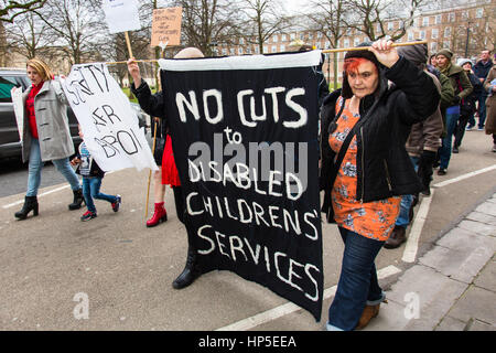 Bristol, Royaume-Uni. 18 Février, 2017. Appel de manifestants élu maire de Bristol, Martin Rees de suspendre les coupures prévues et pour lui d'obtenir un meilleur accord avec l'Etat central qui a été réalisé par Surrey's conseil conservateur. Environ 175 manifestants se sont réunis à l'extérieur de l'Hôtel de ville de Bristol avant de marcher à travers le centre ville. Bristol City Council, dans le cadre du maire, ont l'intention de faire des compressions dans les services locaux 123 à 101millions de dollars sur cinq ans. Bristol, Royaume-Uni. 18 février 2017. Credit : Redorbital Photography/Alamy Live News Banque D'Images