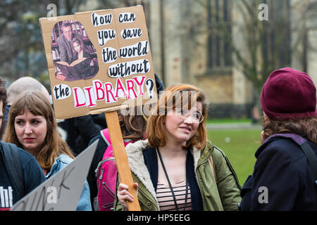 Bristol, Royaume-Uni. 18 Février, 2017. Appel de manifestants élu maire de Bristol, Martin Rees de suspendre les coupures prévues et pour lui d'obtenir un meilleur accord avec l'Etat central qui a été réalisé par Surrey's conseil conservateur. Environ 175 manifestants se sont réunis à l'extérieur de l'Hôtel de ville de Bristol avant de marcher à travers le centre ville. Bristol City Council, dans le cadre du maire, ont l'intention de faire des compressions dans les services locaux 123 à 101millions de dollars sur cinq ans. Bristol, Royaume-Uni. 18 février 2017. Credit : Redorbital Photography/Alamy Live News Banque D'Images