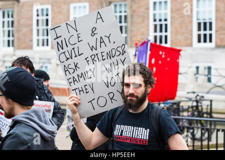 Bristol, Royaume-Uni. 18 Février, 2017. Appel de manifestants élu maire de Bristol, Martin Rees de suspendre les coupures prévues et pour lui d'obtenir un meilleur accord avec l'Etat central qui a été réalisé par Surrey's conseil conservateur. Environ 175 manifestants se sont réunis à l'extérieur de l'Hôtel de ville de Bristol avant de marcher à travers le centre ville. Bristol City Council, dans le cadre du maire, ont l'intention de faire des compressions dans les services locaux 123 à 101millions de dollars sur cinq ans. Bristol, Royaume-Uni. 18 février 2017. Credit : Redorbital Photography/Alamy Live News Banque D'Images