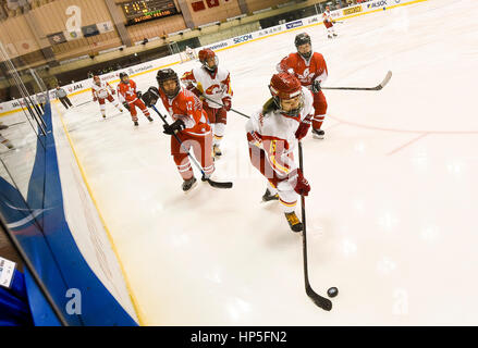 Sapporo, Japon. 16Th Jun 2017. Kong Minghui (avant) de la concurrence de la Chine au cours de l'hockey sur glace match du tournoi à la ronde entre la Chine et Hong Kong, de la Chine à la 2017 Jeux Asiatiques d'hiver à Sapporo Sapporo, Japon, le 18 février 2017. La Chine de l'équipe a gagné 20-0. Credit : Xia Yifang/Xinhua/Alamy Live News Banque D'Images