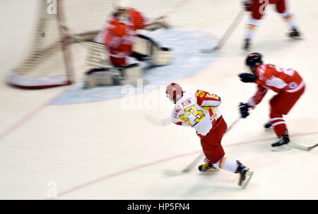 Sapporo, Japon. 16Th Jun 2017. Fang Xin (bas) de la Chine prend un tir pendant l'hockey sur glace match du tournoi à la ronde entre la Chine et Hong Kong, de la Chine à la 2017 Jeux Asiatiques d'hiver à Sapporo Sapporo, Japon, le 18 février 2017. La Chine de l'équipe a gagné 20-0. Credit : Xia Yifang/Xinhua/Alamy Live News Banque D'Images