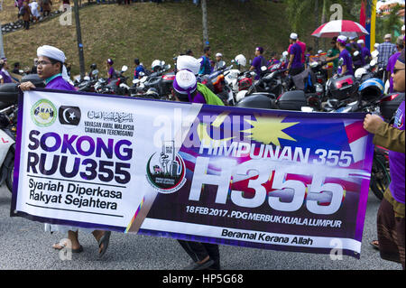 Kuala Lumpur, Malaisie. 16Th Jun 2017. Environ 100 000 de supporters de la Loi 355 sont arrivés à Padang Merbok, Kuala Lumpur le 18 février 2017 où l'utilitaire RUU 355 mega se sont réunis à Kuala Lumpur, Malaisie.partisans vêtus de chemise violette se sont réunis le samedi après-midi pour manifester leur appui pour les AP président Datuk Seri Abdul Hadi Awang a présenté le projet de loi avant la prochaine session du Parlement en mars. Crédit : Chris Jung/ZUMA/Alamy Fil Live News Banque D'Images