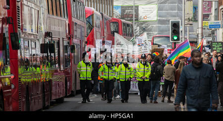 Peckham, Londres, Royaume-Uni. 16Th Jun 2017. Des centaines ont défilé dans Peckham, dans le sud de Londres pour protester contre l'expulsion de migrants.David Rowe/Alamy Live News Crédit : David Rowe/Alamy Live News Banque D'Images