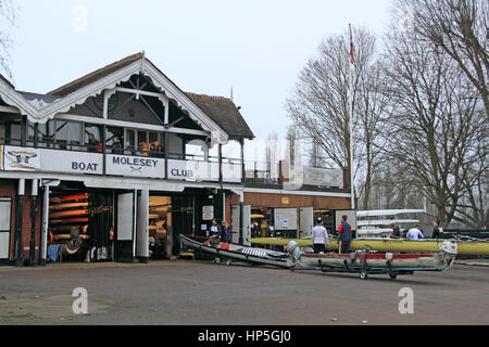 Londres, Royaume-Uni. 18 Février, 2017. Les membres du Club de se préparer à Molesey début de matinée de la formation, 18 février 2017. Molesey Boat Club, Tamise, Hampton Court, East Molesey, Surrey, Angleterre, Grande-Bretagne, Royaume-Uni, UK, Europe Crédit : Ian bouteille/Alamy Live News Banque D'Images