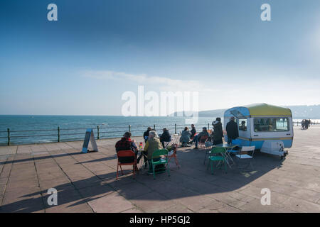 Penzance, Cornwall, UK. 16Th Jun 2017. Météo britannique. La moitié des personnes bénéficiant d'un après-midi ensoleillé à long terme sur la promenade de Penzance cet après-midi. Crédit : Simon Maycock/Alamy Live News Banque D'Images