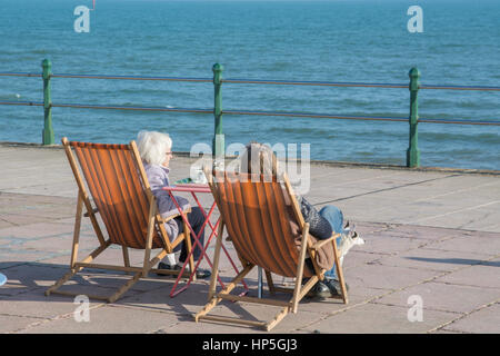 Penzance, Cornwall, UK. 16Th Jun 2017. Météo britannique. La moitié des personnes bénéficiant d'un après-midi ensoleillé à long terme sur la promenade de Penzance cet après-midi. Crédit : Simon Maycock/Alamy Live News Banque D'Images