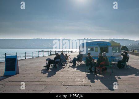 Penzance, Cornwall, UK. 16Th Jun 2017. Météo britannique. La moitié des personnes bénéficiant d'un après-midi ensoleillé à long terme sur la promenade de Penzance cet après-midi. Crédit : Simon Maycock/Alamy Live News Banque D'Images