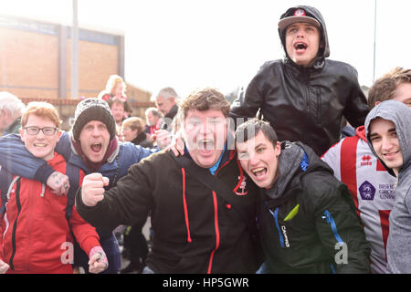 Lincoln, Royaume-Uni. 16Th Jun 2017. Les non-league Lincoln City FC supporters célébrer au choc Premier League club Burnley et une place dans le quart de finale de la FA Cup. Fans de célébrer à l'extérieur de Sincil bank stadium accueil de l'Imps, après avoir vu le jeu via un grand écran de télévision. Crédit : Ian Francis/Alamy Live News Banque D'Images