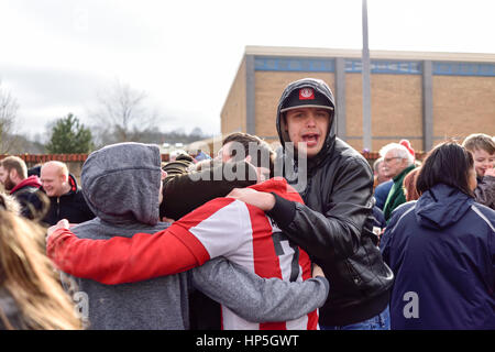 Lincoln, Royaume-Uni. 16Th Jun 2017. Les non-league Lincoln City FC supporters célébrer au choc Premier League club Burnley et une place dans le quart de finale de la FA Cup. Fans de célébrer à l'extérieur de Sincil bank stadium accueil de l'Imps, après avoir vu le jeu via un grand écran de télévision. Crédit : Ian Francis/Alamy Live News Banque D'Images