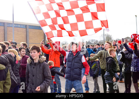 Lincoln, Royaume-Uni. 16Th Jun 2017. Les non-league Lincoln City FC supporters célébrer au choc Premier League club Burnley et une place dans le quart de finale de la FA Cup. Fans de célébrer à l'extérieur de Sincil bank stadium accueil de l'Imps, après avoir vu le jeu via un grand écran de télévision. Crédit : Ian Francis/Alamy Live News Banque D'Images