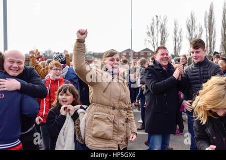 Lincoln, Royaume-Uni. 16Th Jun 2017. Les non-league Lincoln City FC supporters célébrer au choc Premier League club Burnley et une place dans le quart de finale de la FA Cup. Fans de célébrer à l'extérieur de Sincil bank stadium accueil de l'Imps, après avoir vu le jeu via un grand écran de télévision. Crédit : Ian Francis/Alamy Live News Banque D'Images