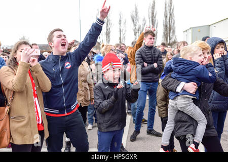 Lincoln, Royaume-Uni. 16Th Jun 2017. Les non-league Lincoln City FC supporters célébrer au choc Premier League club Burnley et une place dans le quart de finale de la FA Cup. Fans de célébrer à l'extérieur de Sincil bank stadium accueil de l'Imps, après avoir vu le jeu via un grand écran de télévision. Crédit : Ian Francis/Alamy Live News Banque D'Images