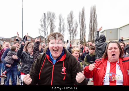 Lincoln, Royaume-Uni. 16Th Jun 2017. Les non-league Lincoln City FC supporters célébrer au choc Premier League club Burnley et une place dans le quart de finale de la FA Cup. Fans de célébrer à l'extérieur de Sincil bank stadium accueil de l'Imps, après avoir vu le jeu via un grand écran de télévision. Crédit : Ian Francis/Alamy Live News Banque D'Images