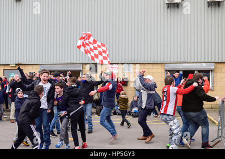 Lincoln, Royaume-Uni. 16Th Jun 2017. Les non-league Lincoln City FC supporters célébrer au choc Premier League club Burnley et une place dans le quart de finale de la FA Cup. Fans de célébrer à l'extérieur de Sincil bank stadium accueil de l'Imps, après avoir vu le jeu via un grand écran de télévision. Crédit : Ian Francis/Alamy Live News Banque D'Images