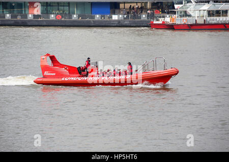 Londres, Royaume-Uni. 16Th Jun 2017. Les visiteurs bénéficient d'un bateau le long de la Tamise Crédit : Keith Larby/Alamy Live News Banque D'Images