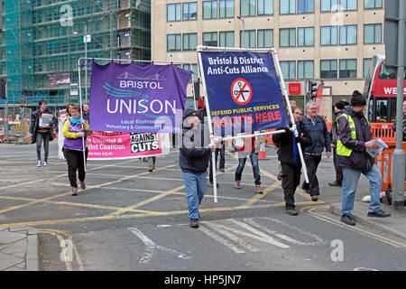 Bristol, Royaume-Uni. 18 Février, 2017. Les manifestants opposés à la réduction des dépenses publiques dans les rues de la ville. Les réductions, qui sont proposés par le maire de Bristol, Marvin Rees, sont rapportés au nombre total de €103 millions et s'opposent par Bristol et Anti-Cuts District Alliance qui a organisé le mois de mars. Credit : Keith Ramsey/Alamy Live News Banque D'Images