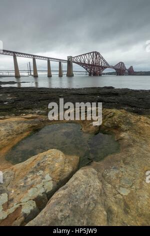 Forth, au Royaume-Uni. 16Th Jun 2017. Vue vers le pont du Forth à South Queensferry près d'Édimbourg Credit : Riche de Dyson/Alamy Live News Banque D'Images