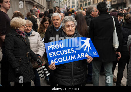 Barcelone, Espagne. 18 Février, 2017. Des milliers de personnes ont manifesté à Barcelone pour exiger le gouvernement espagnol d'accroître ses efforts pour accueillir des réfugiés qui ont fui la guerre en Syrie et dans d'autres conflits violents. Crédit : Charlie Perez/Alamy Live News Banque D'Images