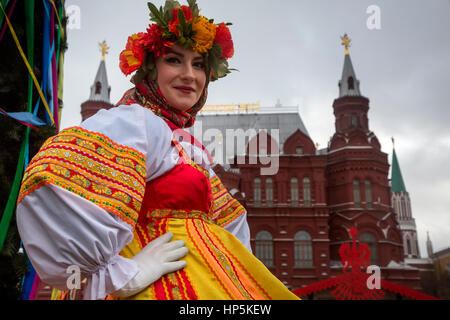 Moscou, Russie. 18 février 2017. Les participants à la Maslenitsa Moscou festival le Carré Manezhnaya à Moscou, Russie Crédit : Nikolay Vinokourov/Alamy Live News Banque D'Images