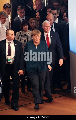 Munich, Allemagne. 16Th Jun 2017. La chancelière allemande Angela Merkel escorts Vice président américain Mike Pence à la Conférence de Munich sur la sécurité, 18 février 2017 à Munich, Allemagne. Pence a déclaré plus tard les alliés européens que "les États-Unis d'Amérique soutient fortement l'OTAN et sera inébranlable dans notre attachement à cette alliance trans-atlantique.' Credit : Planetpix/Alamy Live News Banque D'Images