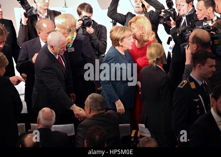 Munich, Allemagne. 16Th Jun 2017. La chancelière allemande Angela Merkel escorts Vice président américain Mike Pence dans la foule lors de la Conférence de Munich sur la sécurité, 18 février 2017 à Munich, Allemagne. Pence a déclaré plus tard les alliés européens que "les États-Unis d'Amérique soutient fortement l'OTAN et sera inébranlable dans notre attachement à cette alliance trans-atlantique.' Credit : Planetpix/Alamy Live News Banque D'Images