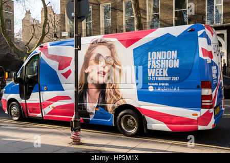 Bloomsbury Square, London, UK - 18 février 2017. livraison van enveloppé dans la conception officielle de la London fashion week et son sponsor principal Sunglass Hut. London fashion week est un salon d'habillement tenue à Londres deux fois par an, en février et septembre. crédit : nicola ferrari/Alamy live news Banque D'Images