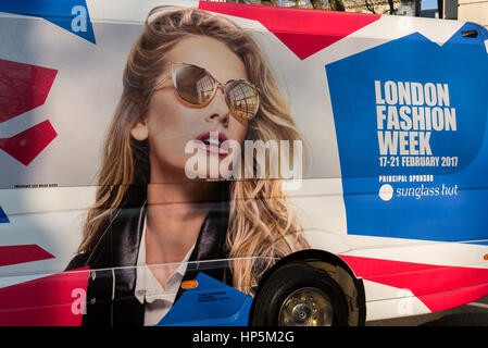 Bloomsbury Square, London, UK - 18 février 2017. livraison van enveloppé dans la conception officielle de la London fashion week et son sponsor principal Sunglass Hut. London fashion week est un salon d'habillement tenue à Londres deux fois par an, en février et septembre. crédit : nicola ferrari/Alamy live news Banque D'Images