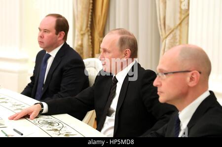 Le président russe Vladimir Poutine se réunit avec les gouverneurs à la retraite de la Bouriatie, la Carélie, Territoire de Perm, Novgorod et régions de Riazan au Kremlin, le 16 février 2017 à Moscou, Russie. De gauche à droite : le chef d'état-major présidentiel Anton Vaino, le Président Vladimir Poutine et le premier chef d'état-major adjoint, Sergueï Kirienko. Banque D'Images