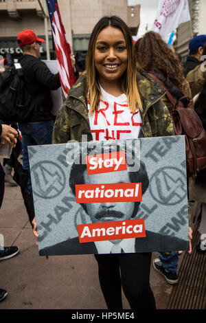 Los Angeles, USA. 18 Février, 2017. Des milliers d'Angelenos se sont réunis dans le centre-ville de Los Angeles pour protester contre l'interdiction musulmane de Donald Trump et ses appels à construire un mur à la frontière mexicaine. Credit : Andie Mills/Alamy Live News Banque D'Images