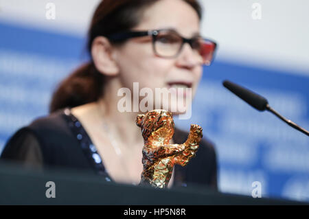 Berlin, Allemagne. 16Th Jun 2017. Femme Hongroise Ildiko Enyedi, directeur du film 'es Testrol lelekrol' (sur le corps et l'âme) traite de la conférence de presse après avoir reçu l'Ours d'or pour le Meilleur Film de la 67e Berlinale Festival International du Film de Berlin, capitale de l'Allemagne, le 18 février, 2017. Hungarian film 'es Testrol lelekrol' (sur le corps et l'âme) a remporté l'Ours d'or du Meilleur Film Award au 67ème Festival International du Film de Berlin le samedi. Credit : Shan Yuqi/Xinhua/Alamy Live News Banque D'Images