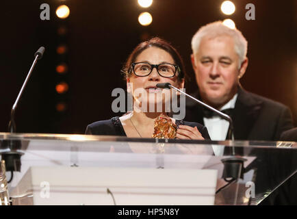 Berlin, Allemagne. 16Th Jun 2017. Femme Hongroise Ildiko Enyedi, directeur (L) du film 'es Testrol lelekrol' (sur le corps et l'âme) parle après avoir reçu l'Ours d'or du meilleur film lors de la cérémonie des 67e Berlinale Festival International du Film de Berlin, capitale de l'Allemagne, le 18 février, 2017. Hungarian film 'es Testrol lelekrol' (sur le corps et l'âme) a remporté l'Ours d'or du Meilleur Film Award au 67ème Festival International du Film de Berlin le samedi. Credit : Shan Yuqi/Xinhua/Alamy Live News Banque D'Images