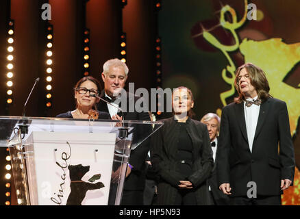 Berlin, Allemagne. 16Th Jun 2017. Femme Hongroise Ildiko Enyedi, directeur (1re L) du film 'es Testrol lelekrol' (sur le corps et l'âme) parle après avoir reçu l'Ours d'or du meilleur film lors de la cérémonie des 67e Berlinale Festival International du Film de Berlin, capitale de l'Allemagne, le 18 février, 2017. Hungarian film 'es Testrol lelekrol' (sur le corps et l'âme) a remporté l'Ours d'or du Meilleur Film Award au 67ème Festival International du Film de Berlin le samedi. Credit : Shan Yuqi/Xinhua/Alamy Live News Banque D'Images