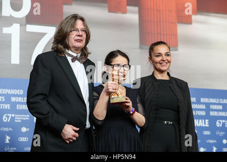 Berlin, Allemagne. 16Th Jun 2017. Femme Hongroise Ildiko Enyedi, directeur (C) du film 'es Testrol lelekrol' (sur le corps et l'âme) pose pour des photos avec les acteurs après avoir reçu l'Ours d'or du meilleur film lors de la cérémonie des 67e Berlinale Festival International du Film de Berlin, capitale de l'Allemagne, le 18 février, 2017. Hungarian film 'es Testrol lelekrol' (sur le corps et l'âme) a remporté l'Ours d'or du Meilleur Film Award au 67ème Festival International du Film de Berlin le samedi. Credit : Shan Yuqi/Xinhua/Alamy Live News Banque D'Images