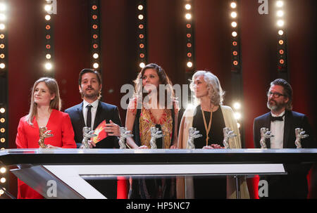 Berlin, Allemagne. 16Th Jun 2017. Les membres du jury de la 67e Berlinale International Film Festival assister à la cérémonie de remise des prix à Berlin, capitale de l'Allemagne, le 18 février, 2017. Le 67e Festival International du Film de Berlin a annoncé samedi jury prix à gagner la sélection des films en compétition cette année. Credit : Shan Yuqi/Xinhua/Alamy Live News Banque D'Images