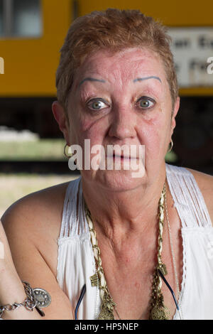 Pic : fichier Smithville, Texas, USA. Le 15 juillet 2011. Norma McCorvey, le demandeur anonyme connu sous le nom de Jane Roe dans la cour suprême, 1973 décision Roe vs. Wade la légalisation de l'avortement aux États-Unis, des balançoires dans un parc local. McCorvey est mort, le 18 février 2017 dans un centre d'aide à la vie à Katy, Texas Credit : Bob Daemmrich/Alamy Live News Banque D'Images